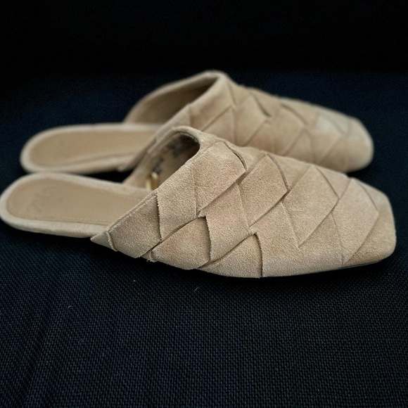Zara. Size 39 Euro (Size 8 US). Tan coloured weaved suede slip-on flat shoe. - Picture 1 of 5